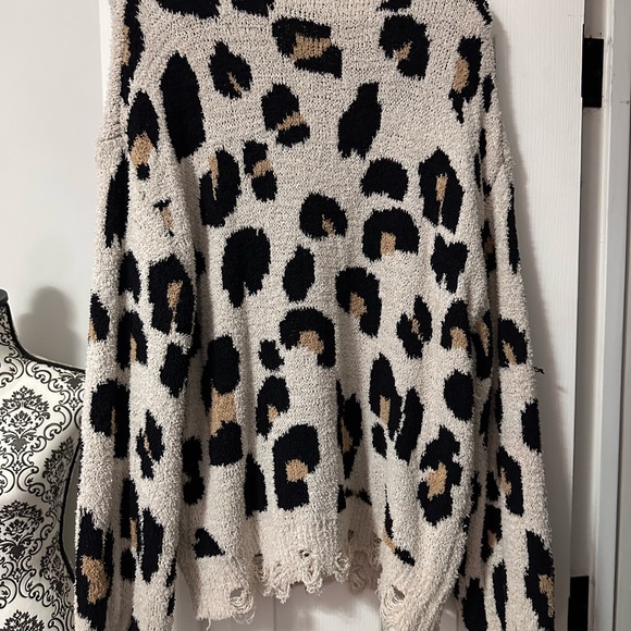 Distressed Chunky Oversized Leopard Pattern Sweater. - Picture 2 of 2